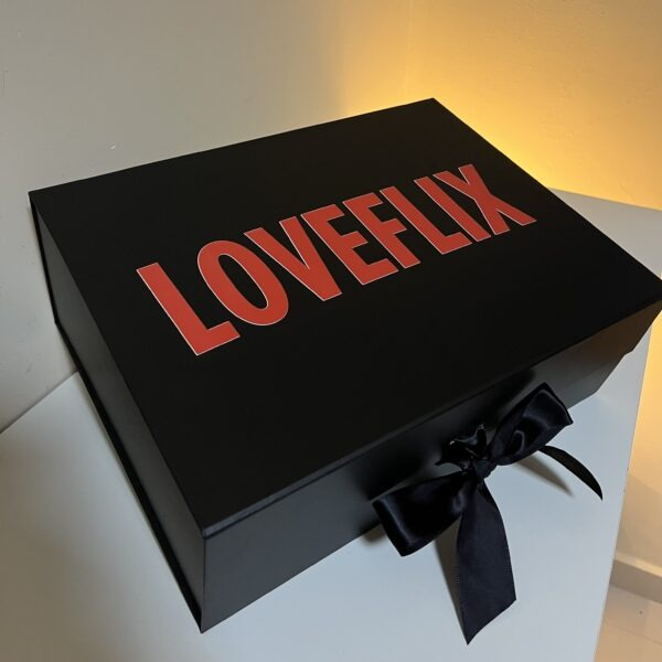 Box Loveflix preta com letras vermelhas estilo Netflix