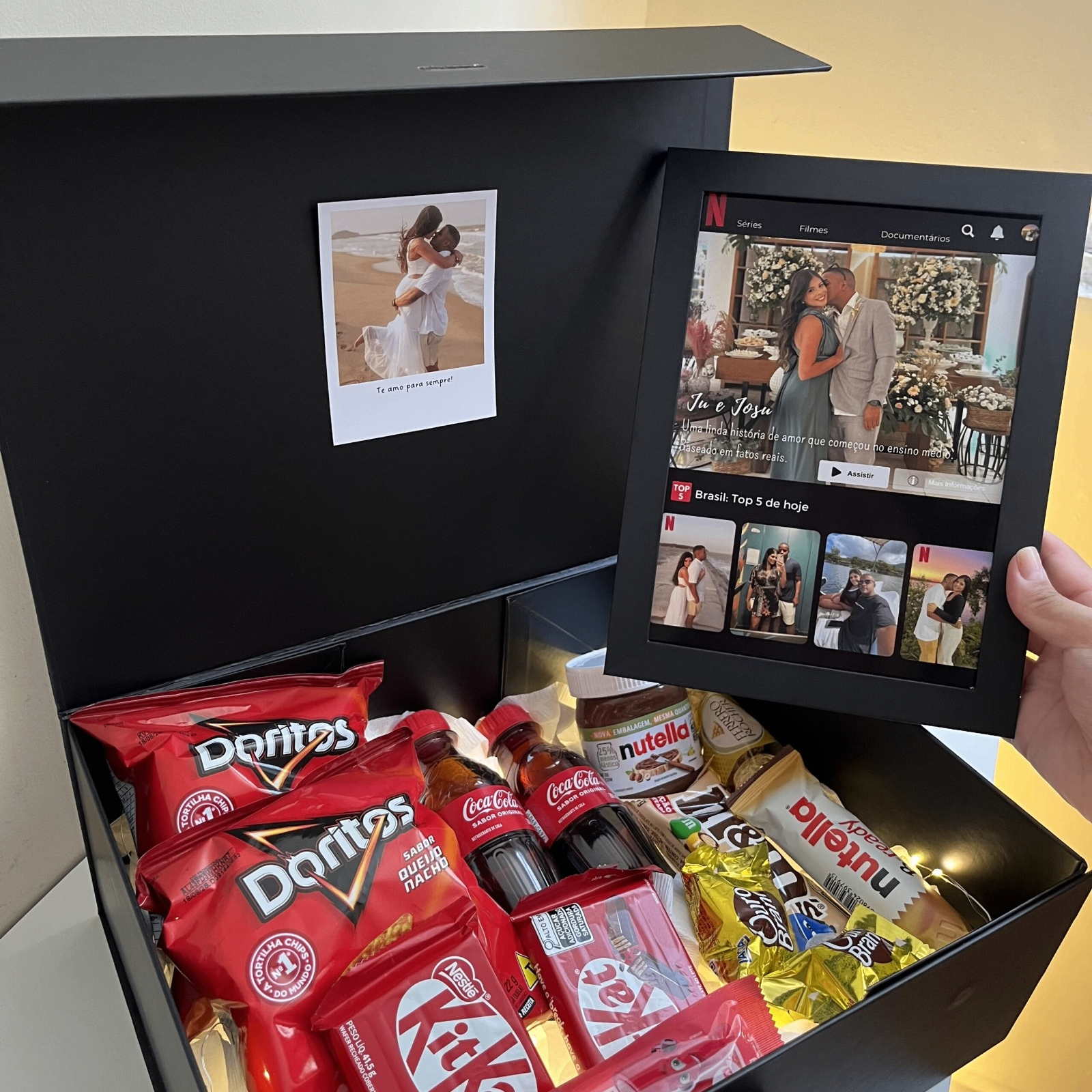 Box Loveflix aberta com kit de doces